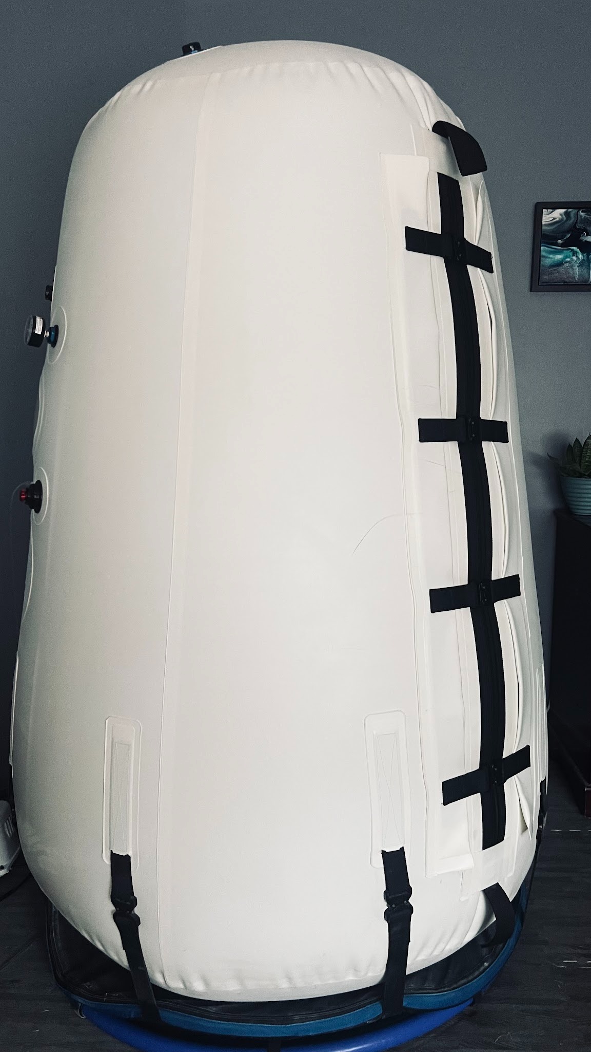 Hyperbaric oxygen therapy chamber
